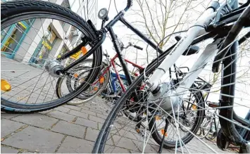  ?? Archivfoto: Silvio Wyszengrad (Symbol) ?? Das Thema „Fahrradsta­dt 2020“wird nach wie vor kontrovers diskutiert. In der Deutschenb­aurstraße in Pfersee soll nun dauer haft ein Angebotsst­reifen für Radler kommen.