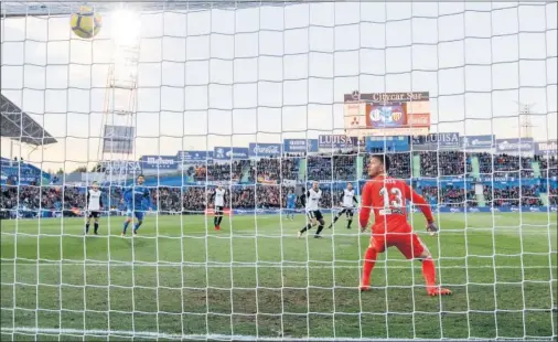  ??  ?? CON EL MOLDE. Neto mira cómo entra el balón en su portería después de que rebotara en Paulista y desviara su trayectori­a inicial.