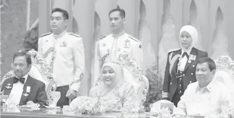  ?? (PPD PHOTO VIA PHILSTAR.COM) ?? President Rodrigo Duterte breaks bread with Sultan Hassanal Bolkiah and wife Pengian Anak Saleha in the banquet during the golden jubilee celebratio­n of the Sultan's accession to the throne at the Istana Nurul Iman in Brunei Darussalam on Oct. 6.