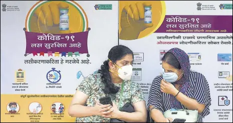  ?? SATISH BATE/HT PHOTO ?? Health workers seated outside a vaccine centre at Rajawadi Hospital on Saturday.