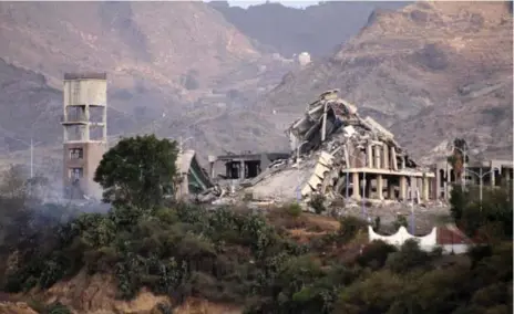  ?? TAHA SALEH/AFP/GETTY IMAGES ?? The remains of the Republican Palace in Taez, Yemen, following a reported air raid. Dozens of targets have been hit by airstrikes, the UN says.