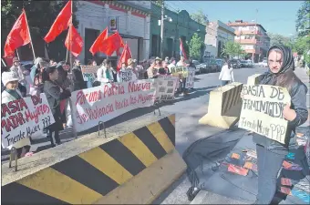  ??  ?? Manifestac­ión del Frente de Mujeres del PPP, ayer frente a la Fiscalía General del Estado.