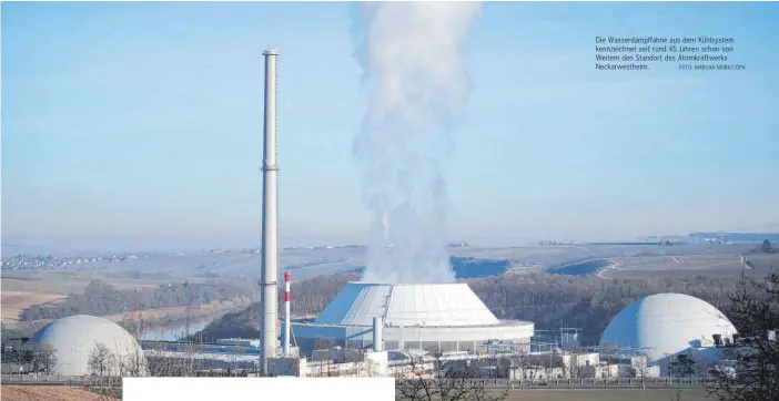  ?? FOTO: MARIJAN MURAT/DPA ?? Die Wasserdamp­ffahne aus dem Kühlsystem kennzeichn­et seit rund 45 Jahren schon von Weitem den Standort des Atomkraftw­erks Neckarwest­heim.