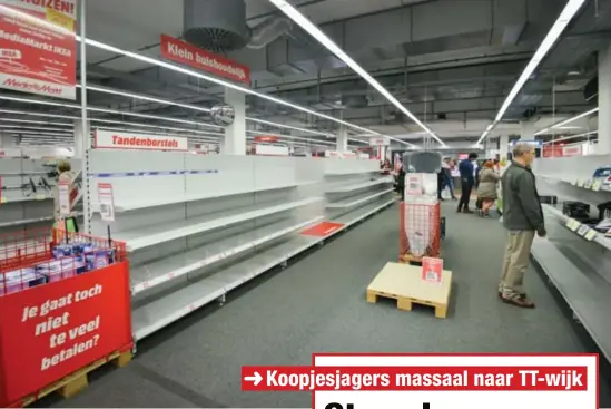  ?? FOTO SVEN DILLEN ?? Veel producten waren al verhuisd naar de tweede Hasseltse vestiging van MediaMarkt, in de TT-wijk waren dan ook veel lege rekken te zien.