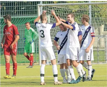  ?? FOTO: UWE MISERIUS ?? Hatten reichlich Grund zur Freude: Die Spieler des SC Hitdorf feiern einen ihrer acht Treffer.