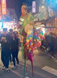  ??  ?? A human attraction at the bustling Shilin Night Market