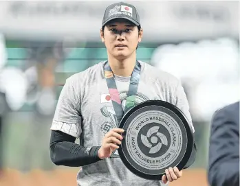  ?? /GETTY IMAGES. ?? El japonés Shohei Ohtani posa con el trofeo que lo distingue como el Jugador Más Valioso de la quinta edición del Clásico Mundial de Béisbol.