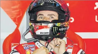  ?? FOTO: PEP MORATA ?? Jorge Lorenzo es el hombre de moda. Todo el mundo pendiente de si llega la tercera seguida