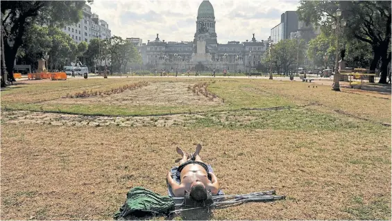  ?? MAXI FAILLA ?? Puro aguante. Un hombre descansa ayer en la Plaza del Congreso. El Ministerio de Salud recomendó exponerse al sol lo menos posible.