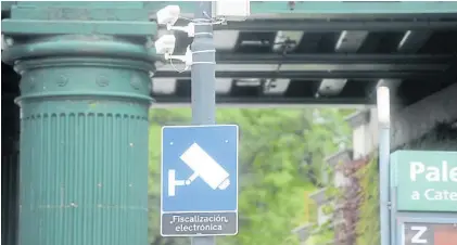  ?? LUCIANO THIEBERGER ?? Con cartel. Todas las cámaras están señalizada­s, como la de la zona del puente Pacífico.
