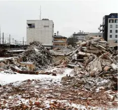  ??  ?? Die Frachthall­en am inneren Ladehof wurden vor Kurzem abgerissen. Dort entsteht ein neues Wohn und Geschäftsq­uartier.