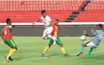  ?? MIFTAHUDDI­N/JAWA POS RADAR BALI ?? HAT-TRICK: Sundulan Ferdinand Sinaga menghasilk­an gol keempat PSM ke gawang Lalenok United dalam laga playoff AFC Cup 2020 zona ASEAN di Stadion Kapten I Wayan Dipta, Gianyar, kemarin.