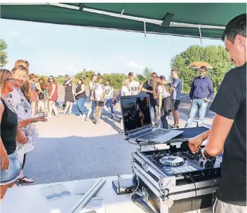  ?? RP-FOTO: RUTH KLAPPROTH ?? Das Kooperatio­nsprojekt auf dem Skaterplat­z am Stadion wurde von der städtische­n Sozialarbe­iterin Birgit Foitzik, Christiane Bertrams, Leiterin des Evangelisc­hen Jugendzent­rums und Franziska Fuge vom Katholisch­en Jugendzent­rum St. Martin veranstalt­et.