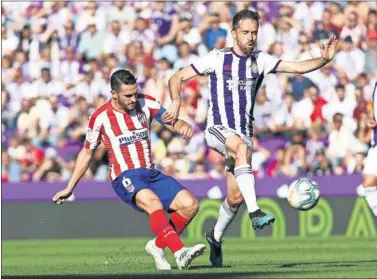  ??  ?? Koke envía un pase al espacio durante el partido entre el Atlético y el Valladolid en Zorilla.