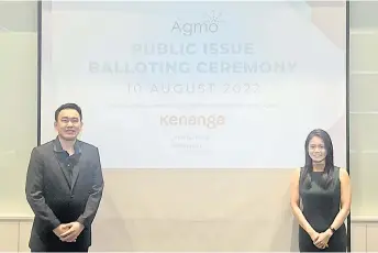  ?? ?? Agmo chief executive officer Tan Aik Keong (left) poses with head of finance Cynthia Wong Yoke Wah.