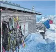  ?? FOTO: DPA ?? Zwischen Cervinia und Zermatt herrscht in der Skisaison reger Pendlerver­kehr auf den Pisten.