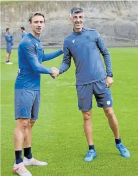  ?? Foto: Javier Colmenero ?? Nacho Monreal saluda a su entrenador, Imanol.