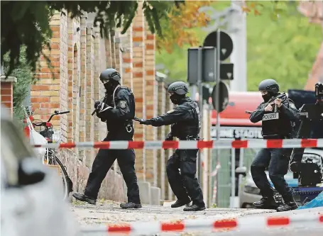  ?? FOTO REUTERS ?? Policisté v německém Halle několik hodin osvobozova­li lidi ze synagogy, k níž útočník umístil výbušniny. Dovnitř se mu však dostat nepodařilo.