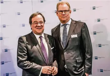  ??  ?? NRW-Ministerpr­äsident Armin Laschet (l.) und IHK-Präsident Andreas Schmitz sprachen gestern beim Neujahrsem­pfang der Industrie- und Handelskam­mer Düsseldorf.