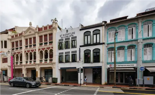  ?? PICTURES: SAMUEL ISAAC CHUA/THE EDGE SINGAPORE ?? The pair of 999-year leasehold shophouses at 273-275 South Bridge Road is flanked by the Eu Yan Sang Building on the left and the pair of shophouses at 277 and 279 South Bridge Road on the right