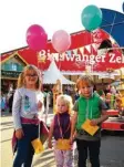  ?? Foto: Lewin Berninger ?? Ronja, Franka und Jonathan (von links) haben beim Kindernach­mittag auf der Kirchweih diese farbigen Luftballon­s ergattert.