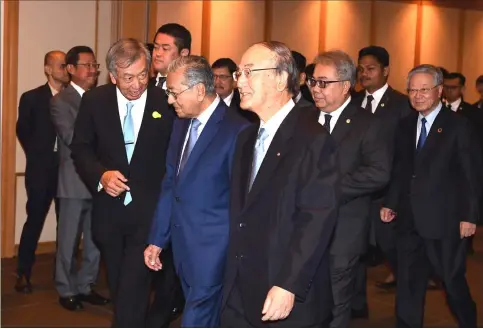  ??  ?? Dr Mahathir (second right) with leaders of major Japanese economic organisati­ons in Tokyo.
