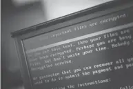 ??  ?? Un message apparaît sur un écran d’ordinateur prévenant l’utilisateu­r d’une cyberattaq­ue, avant-hier, à Geldrop, aux Pays-Bas