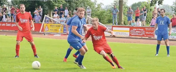  ?? FOTOS (2): KONRAD FLINTROP ?? Der SV Haldern gab alles, um den direkten Ligaverble­ib zu schaffen. Nun muss das Team – hier Matthias Bauhaus (re.) – aber in die Verlängeru­ng.