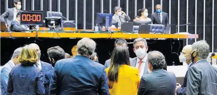  ?? NAJARA ARAUJO AGENCIA CAMARA ?? Plenário. Arthur Lira discute tramitação da ‘PEC da Blindagem’ com deputados, que não fecharam acordo sobre o texto