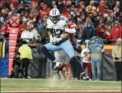  ?? ED ZURGA - THE ASSOCIATED PRESS ?? Tennessee Titans wide receiver Eric Decker (87) makes a 22-yard touchdown catch in front of Kansas City Chiefs defensive back Eric Murray during the second half of an NFL wild-card playoff football game in Kansas City, Mo., Saturday, Jan. 6, 2018. The...