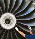  ?? Foto: dpa ?? Weil Rolls-Royce Probleme hat, Antriebe zu liefern, stellt Airbus weniger Flugzeuge fertig.