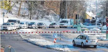  ?? FOTO: ROLAND RASEMANN ?? Ein Ärgernis: Schranken und Staus an der B 32