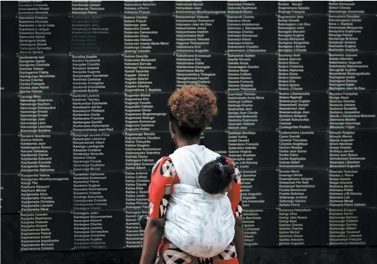  ?? PHOTO AFP ?? Sur cette photo prise le 8 avril 2019, une femme portant son enfant regarde le mur des noms des victimes alors que le Rwanda marquait la 25e commémorat­ion du génocide de 1994 au Mémorial du génocide de Kigali.