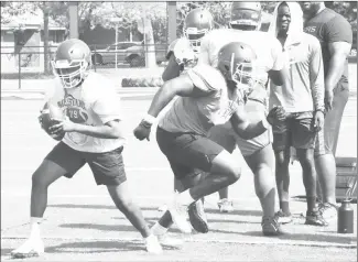  ?? Fred Conley • Times-Herald ?? A Forrest City quarterbac­k spins to make the handoff during a recent practice.