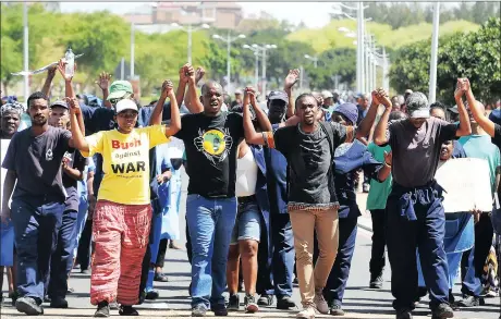 ?? Picture: HENK KRUGER ?? IN THIS TOGETHER: Student activists and outsourced workers at UWC protest in solidarity with 143 security staff who were dismissed during last year’s #FeesMustFa­ll protests.