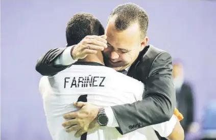  ?? EFE ?? ►► El técnico Dudamel y el selecciona­do Fariñez se abrazan tras pasar a la final.