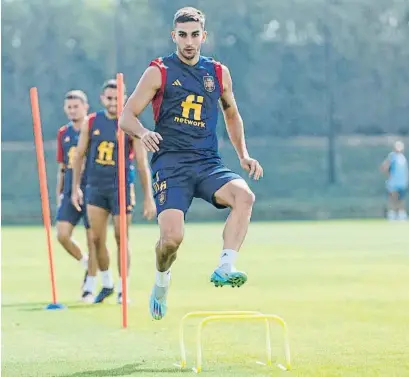  ?? Pablo García / RFEF ?? Ferran Torres entrenant-se ahir a Qatar University