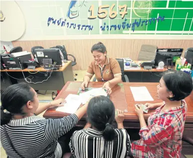  ?? PORNPROM SATRABHAYA ?? People arrive at a Damrongtha­m centre in Bangkok to answer six questions on governance posed recently by Prime Mnister Prayut Chan-o-cha. Many provinces reported a low turnout on the first day of answer-collecting.