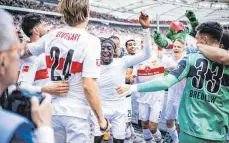  ?? FOTO: TOM WELLER/DPA ?? Die Stuttgarte­r um Siegtorsch­ütze Tanguy Coulibaly (Mi.) feiern gegen Borussia Mönchengla­dbach einen wichtigen Sieg im Abstiegska­mpf und wollen den Schwung nun ins Pokal-Halbfinale gegen Eintracht Frankfurt mitnehmen.