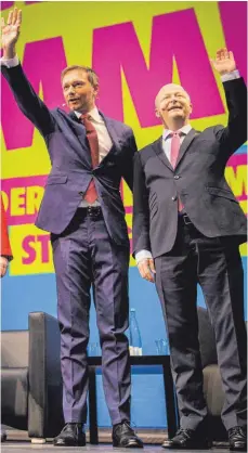 ?? FOTO: DPA ?? FDP-Bundeschef Christian Lindner (links) und der baden-württember­gische Parteichef Michael Theurer demonstrie­rten beim Dreikönigs­treffen in Stuttgart Stärke.