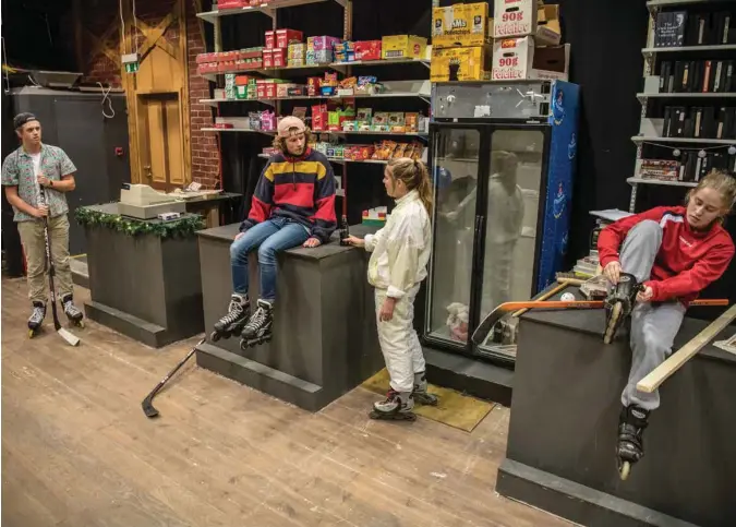  ?? JARLE AASLAND ?? Frå venstre: Videoekspe­ditør og frekkas Lars (Balder Scheen Jacobsen), kioskekspe­ditør Johannes (Sveinung Hjelmervik) prøver å ta seg eit slag hockey i «Klørks».