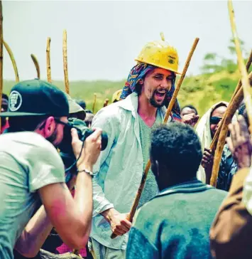  ?? Foto: Patrick Temme, Philipp Nolte ?? Wenn Neven Subotic in eine der Ortschafte­n reist, in der ein Brunnen gebaut wurde, gibt es oft eine Feier. Hier singt er zusammen mit den Einwohnern Gabas im Nordosten Tigrays (einer Region im nördlichen Äthiopien).