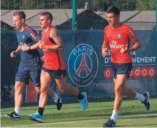  ??  ?? PRÁCTICA. Marco Verrati entrena a la par de Yuri Berchiche, quien ayer fue anunciado como fichaje del PSG.