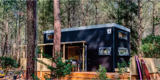  ?? ?? La période post-confinemen­t est propice au développem­ent d’offres touristiqu­es et d’hébergemen­t proche de la nature, comme ici, avec les Tiny house, développée­s par l’angevin Slow Village sur six sites en France, dont Lacanau et l’île de Ré ouverts en 2022. (Crédits : Slow Village)