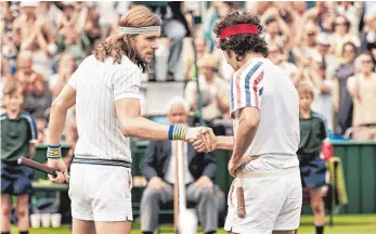  ??  ?? Das Spiel ist zu Ende: Björn Borg (Sverrir Gudnason, links) reicht John McEnroe (Shia LaBeouf) nach dem nervenzerr­eißenden Finale in Wimbledon 1980 die Hand.