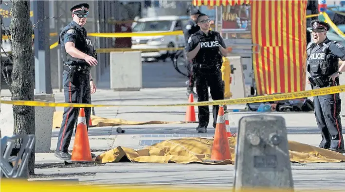  ?? REUTERS ?? Muerte. La policía acordona la zona en donde quedaron los cuerpos de algunas de las víctimas. “Es un evento muy grave”, dijo Ralph Goodale, ministro de Seguridad Pública.