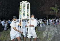  ?? JOFFRE LINO / EXPRESO ?? Salinas. En una de las recientes procesione­s la imagen recorre la playa.