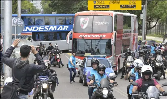  ??  ?? دراجات نارية تابعة لقوات الامن والشرطة الاسبانية ترافق حافلة فريق ريفر بليت في العاصمة مدريد