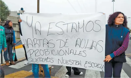  ??  ?? Manifestac­iones para exigir la rehabilita­ción de las escuelas dañadas.