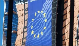  ?? ?? Le siège de la Commission européenne se reflète dans les fenêtres du bâtiment du Conseil de l'UE.